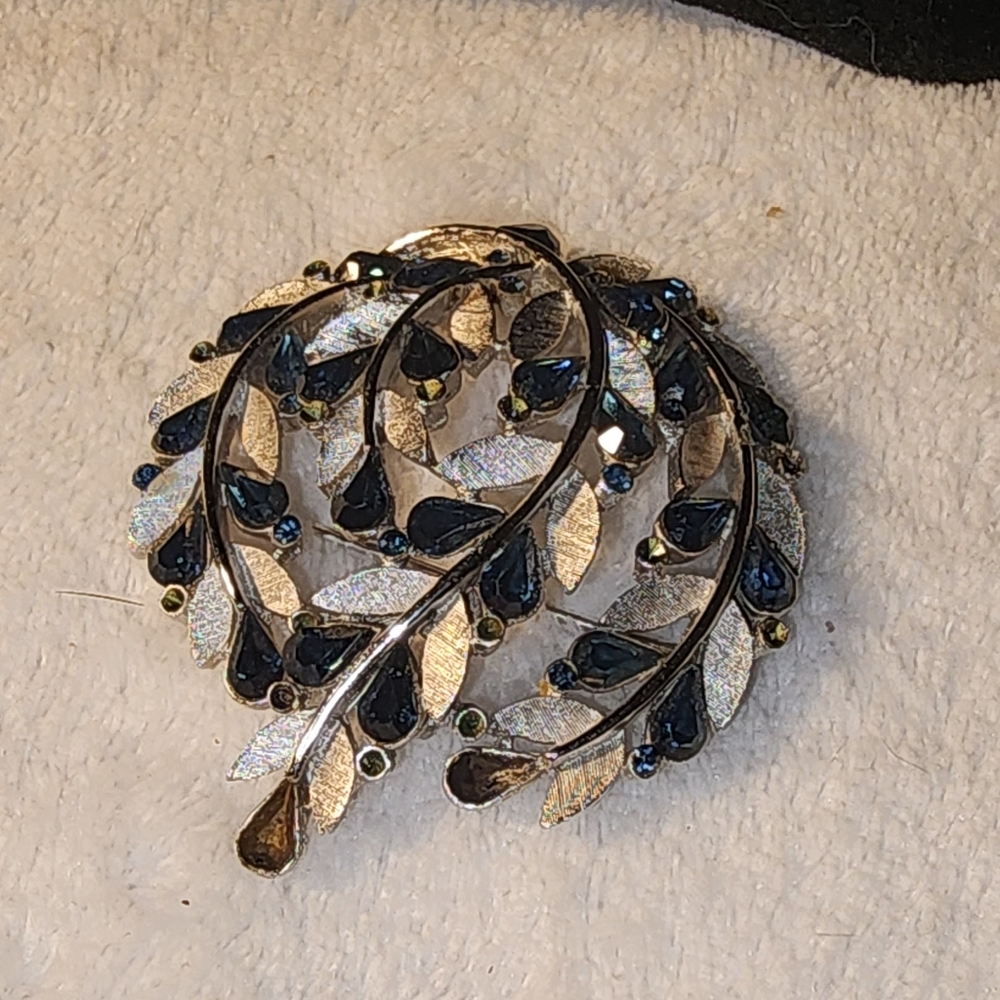 Vintage Trifari Blue & Silver Leaf Wreath Brooch – Stunning Mid-Century Elegance
